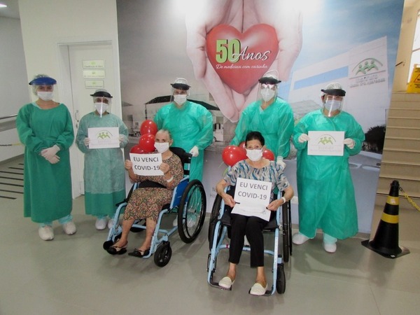 E comprovando essas estatísticas, em Umuarama, três mulheres – Dona Iracy, 64 anos; Francisca, 75 anos; e Dona Olga, 78 anos –  depois de viverem momentos difíceis receberam alta do Hospital Nossa Senhora Aparecida. Elas venceram o covid-19